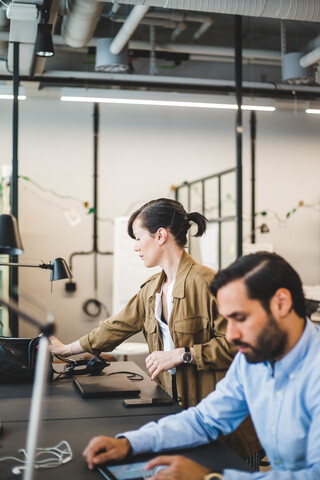 Kreative Geschäftsleute arbeiten am Schreibtisch im Büro, lizenzfreies Stockfoto