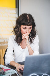 Geschäftsfrau mit Laptop am Schreibtisch im Kreativbüro - MASF10041