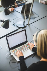 Geschäftsfrau mit Laptop am Schreibtisch im Büro - MASF10049