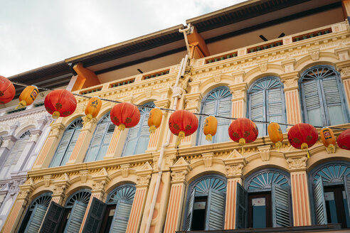 Singapur, bunte alte Häuser in Chinatown mit roten und orangefarbenen chinesischen Laternen - GEMF02629