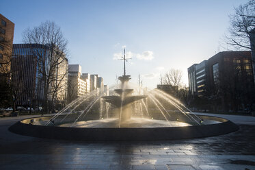 Hokkaido, Sapporo, Springbrunnen im Odori-Park bei Sonnenuntergang - RUNF00299