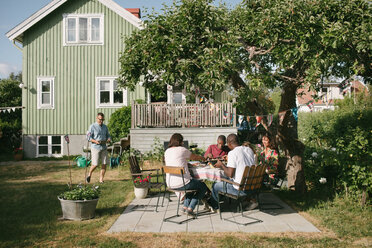 Mehrgenerationenfamilie beim Mittagessen auf der Terrasse während eines Gartenfestes - MASF10280