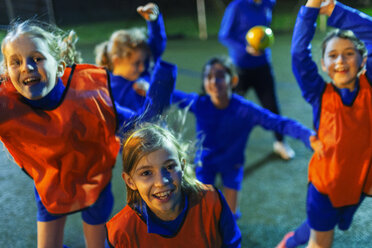 Porträt einer enthusiastischen Mädchenfußballmannschaft beim Jubeln - HOXF04179