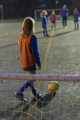 Fußballspielerin beim nächtlichen Training auf dem Spielfeld - HOXF04200