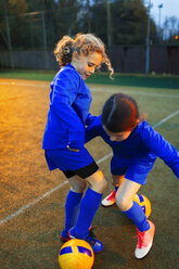 Mädchenfußballspielerinnen beim Training auf dem Feld - HOXF04204