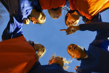 Mädchen-Fußballteam hört dem Trainer im Huddle zu - HOXF04216