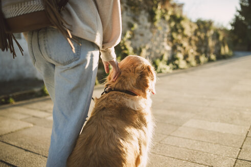 Frau mit ihrem Golden Retriever Hund auf einem Weg - RAEF02235