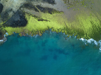 Indonesien, West Sumbawa, Maluk Strand, Luftaufnahme von Super Suck Surf Point - KNTF02421