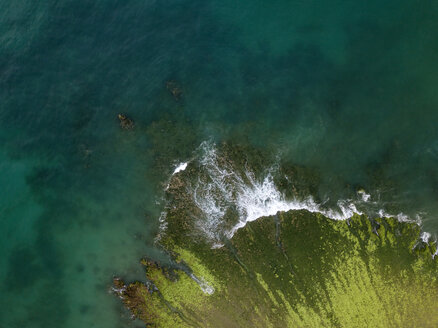 Indonesien, West Sumbawa, Maluk Strand, Luftaufnahme von Super Suck Surf Point - KNTF02425