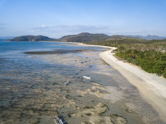 Indonesien, West Sumbawa, Luftaufnahme von Jelengah Strand, Scar Riff Surfstrand - KNTF02429