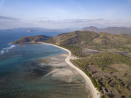 Indonesien, West Sumbawa, Luftaufnahme von Jelengah Strand, Scar Riff Surfstrand - KNTF02430