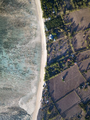 Indonesien, West Sumbawa, Luftaufnahme von Jelengah Strand, Scar Riff Surfstrand - KNTF02431