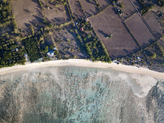 Indonesien, West Sumbawa, Luftaufnahme von Jelengah Strand, Scar Riff Surfstrand - KNTF02432