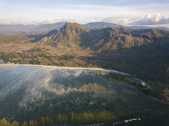 Indonesien, West Sumbawa, Luftaufnahme von Jelengah Strand, Scar Riff Surfstrand - KNTF02437