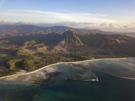 Indonesien, West Sumbawa, Luftaufnahme von Jelengah Strand, Scar Riff Surfstrand - KNTF02441