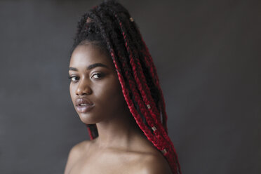 Porträt einer selbstbewussten, coolen jungen Frau mit roten Zöpfen - CAIF22387