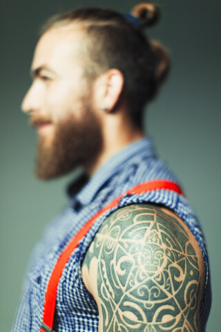 Close up Hipster Mann mit Schulter Tattoo und Bart, lizenzfreies Stockfoto