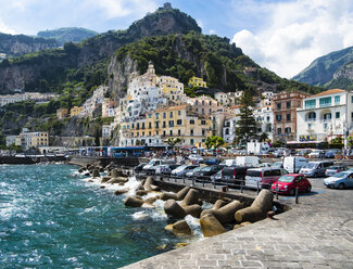 Italy, Amalfi, view to the historic old town - AMF06337