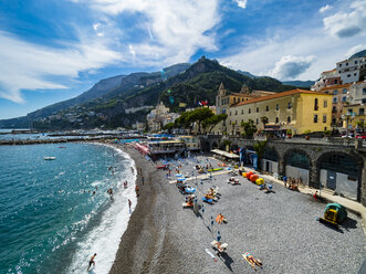 Italien, Amalfi, Blick auf die historische Altstadt mit Strand im Vordergrund - AMF06342