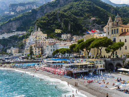 Italien, Amalfi, Blick auf die historische Altstadt mit Strand im Vordergrund - AMF06343