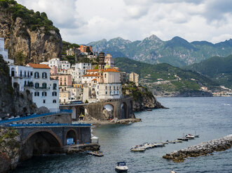 Italien, Amalfi, Blick auf die Amalfiküste mit der historischen Altstadt von Amalfi - AMF06345