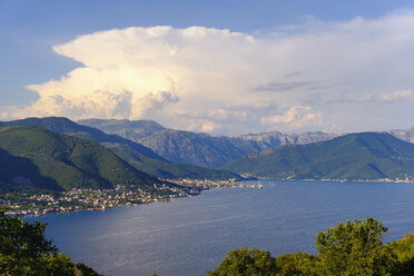 Montenegro, Herceg Novi, Bucht von Kotor, Blick von der Halbinsel Lustica, Baosici und Bijela - SIEF08141