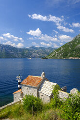 Montenegro, Bucht von Kotor, bei Lepetane, Leuchtturm und Kirche Gospe od Andela - SIEF08158
