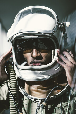 Porträt eines ernsthaften Astronauten im Raumanzug, lizenzfreies Stockfoto