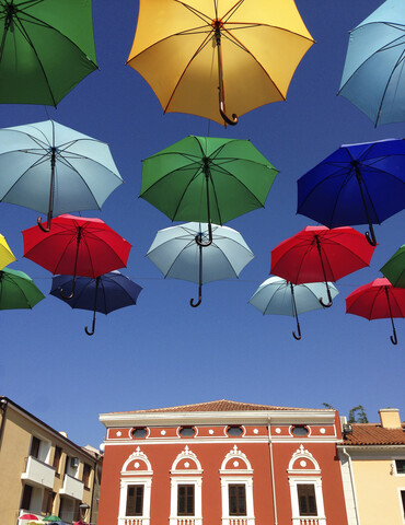 Kroatien, Novigrad, Bunte Regenschirme, lizenzfreies Stockfoto