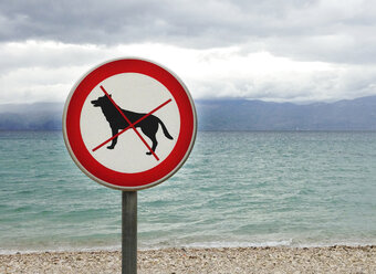 Kroatien, Insel Krk, Baska, Schild am Strand - WWF04552