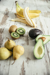 Birnen, geschälte und ganze Banane, geschnittene und ganze Avocado und Kiwi - MBEF01445