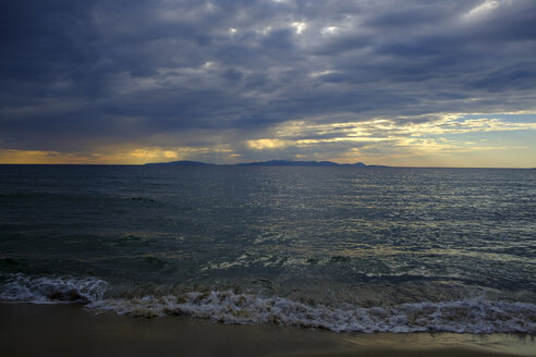 Italien, Toskana, Castiglione della Pescaia, Punta Ala, Gewitterwolken bei Sonnenuntergang - LBF02271