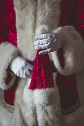 Hand des Weihnachtsmanns mit Weihnachtsmütze - JCMF00033