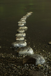 Reihe von Steinen im Fluss am Ufer - CAVF57504