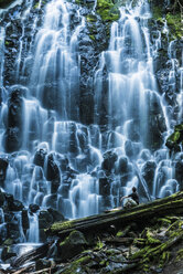 Mann, der gegen den Ramona-Wasserfall am Mt. Hood sitzt - CAVF57510