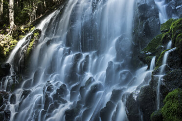 Langzeitbelichtung des Ramona Falls im Mount Hood National Forest - CAVF57511