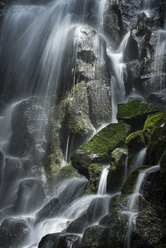 Niedriger Blickwinkel auf die Ramona Falls im Mount Hood National Forest - CAVF57512