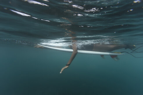 Seitenansicht einer Frau beim Surfen unter Wasser - CAVF57542