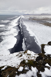 Ruhiger Blick auf das Meer bei bewölktem Himmel im Winter - CAVF57553