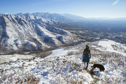 Frau mit Hund auf einem Berg im Winter, hoher Winkel - CAVF57563