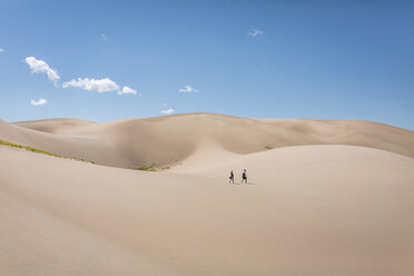 Hohe Winkel Ansicht der Wanderer zu Fuß auf Wüste in Great Sand Dunes National Park während sonnigen Tag - CAVF57570