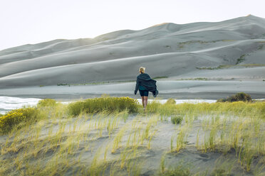 Rückansicht einer Frau inmitten von Pflanzen im Great Sand Dunes National Park - CAVF57578