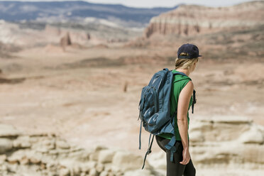 Weiblicher Wanderer mit Rucksack in der Wüste - CAVF57588