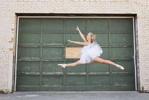 Ballerina tanzt am Gebäude - CAVF57616