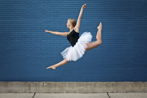 Ballerina tanzt an der Mauer - CAVF57618