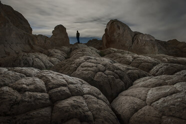 Silhouette Wanderer steht auf Marble Canyon gegen bewölkten Himmel - CAVF57682