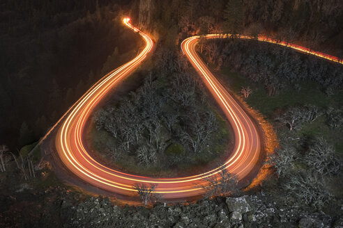 Hochformatige Ansicht von Lichtspuren auf der Straße in der Columbia River Gorge - CAVF57686
