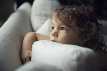 Hoher Blickwinkel auf einen Jungen mit Kissen auf dem Sofa zu Hause - CAVF57689