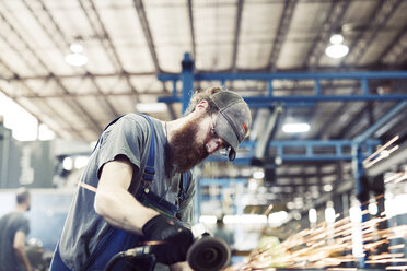 Arbeiter an einer Schweißmaschine in einem Stahlwerk - CAVF57715