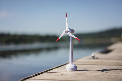 Modell eines Windrads auf einem Steg, lizenzfreies Stockfoto